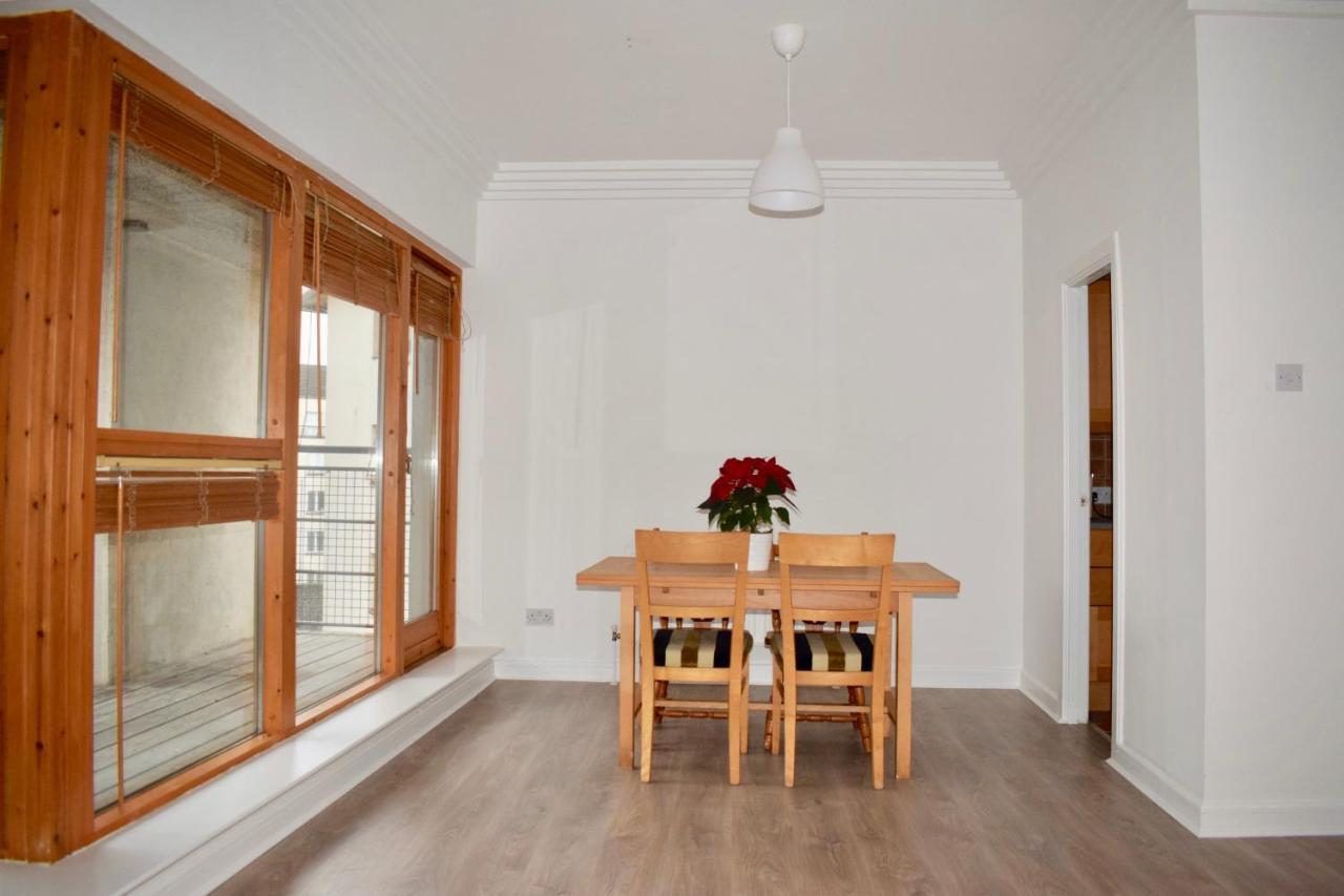 Modern 2 Bedroom Ifsc In Spencer Dock Apartment *