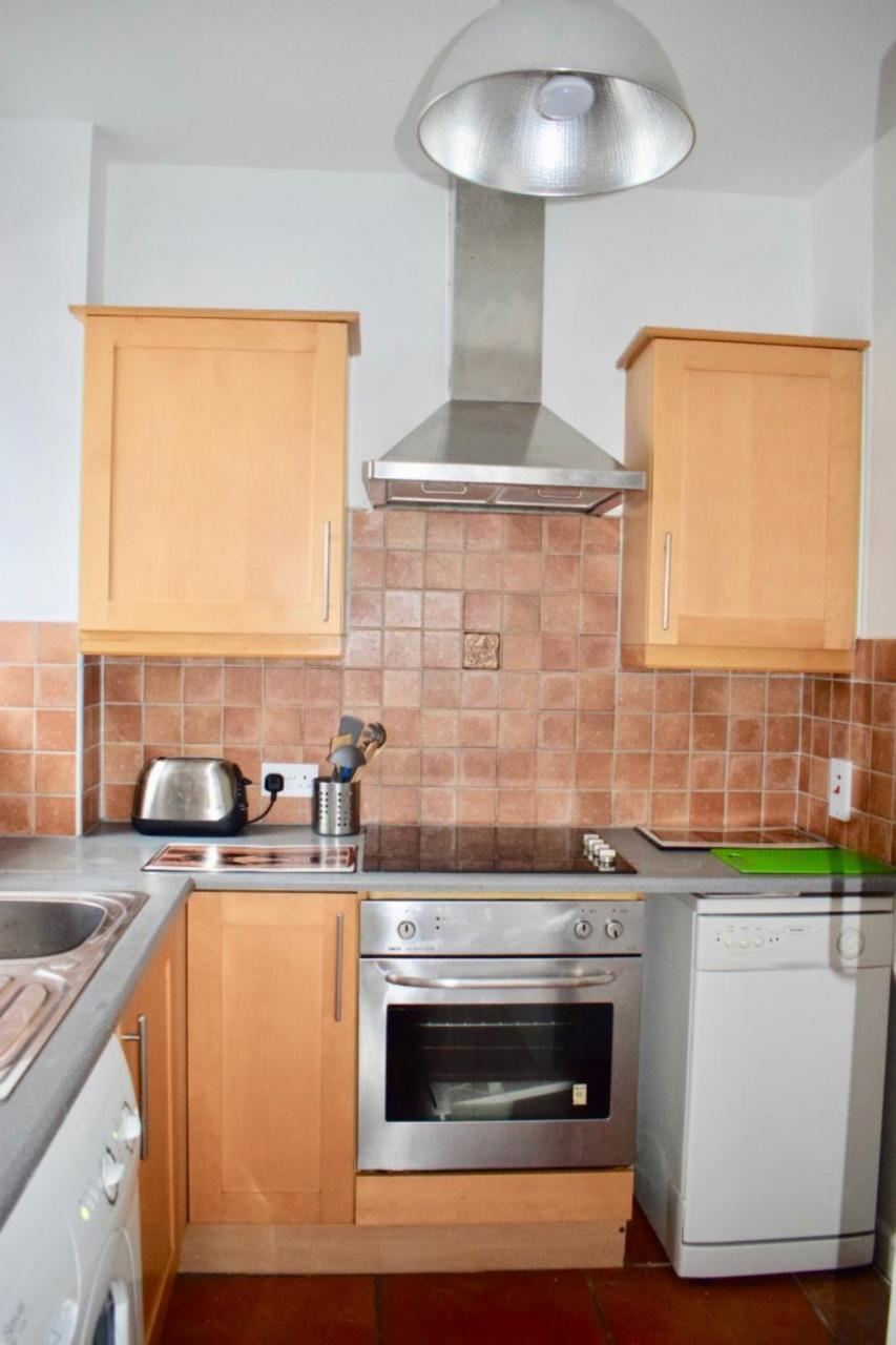 Modern 2 Bedroom Ifsc In Spencer Dock Apartment *